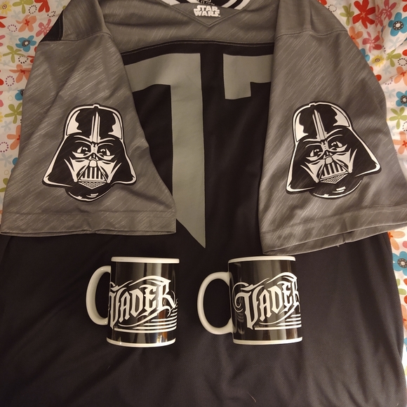 Darth Vader Jersey and two Vader mugs - Picture 5 of 6